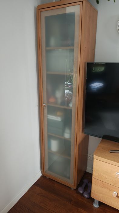 Słupek, witryna z półkami