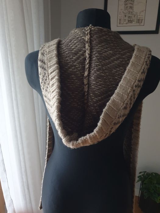 Kaptur z szalikiem i kieszeniami dziergana miękki