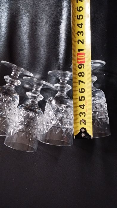 Рюмка хрустальная на ножке.