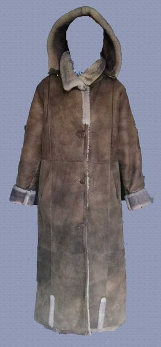 Kożuch damski z naturalnej owczej skóry w kolorze beżowym z domieszką.