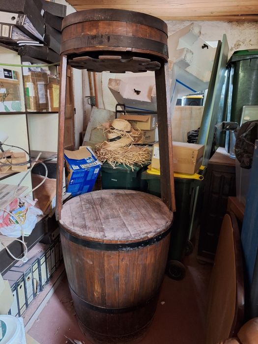 Barrica bar com porta-copos giratório