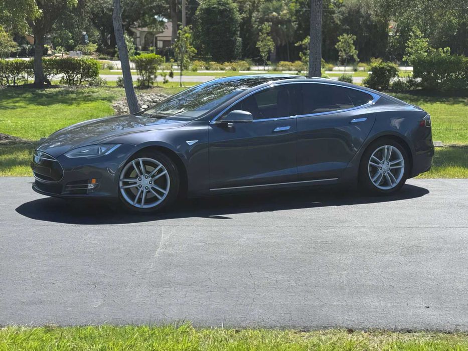 Tesla Model S 85D      2015