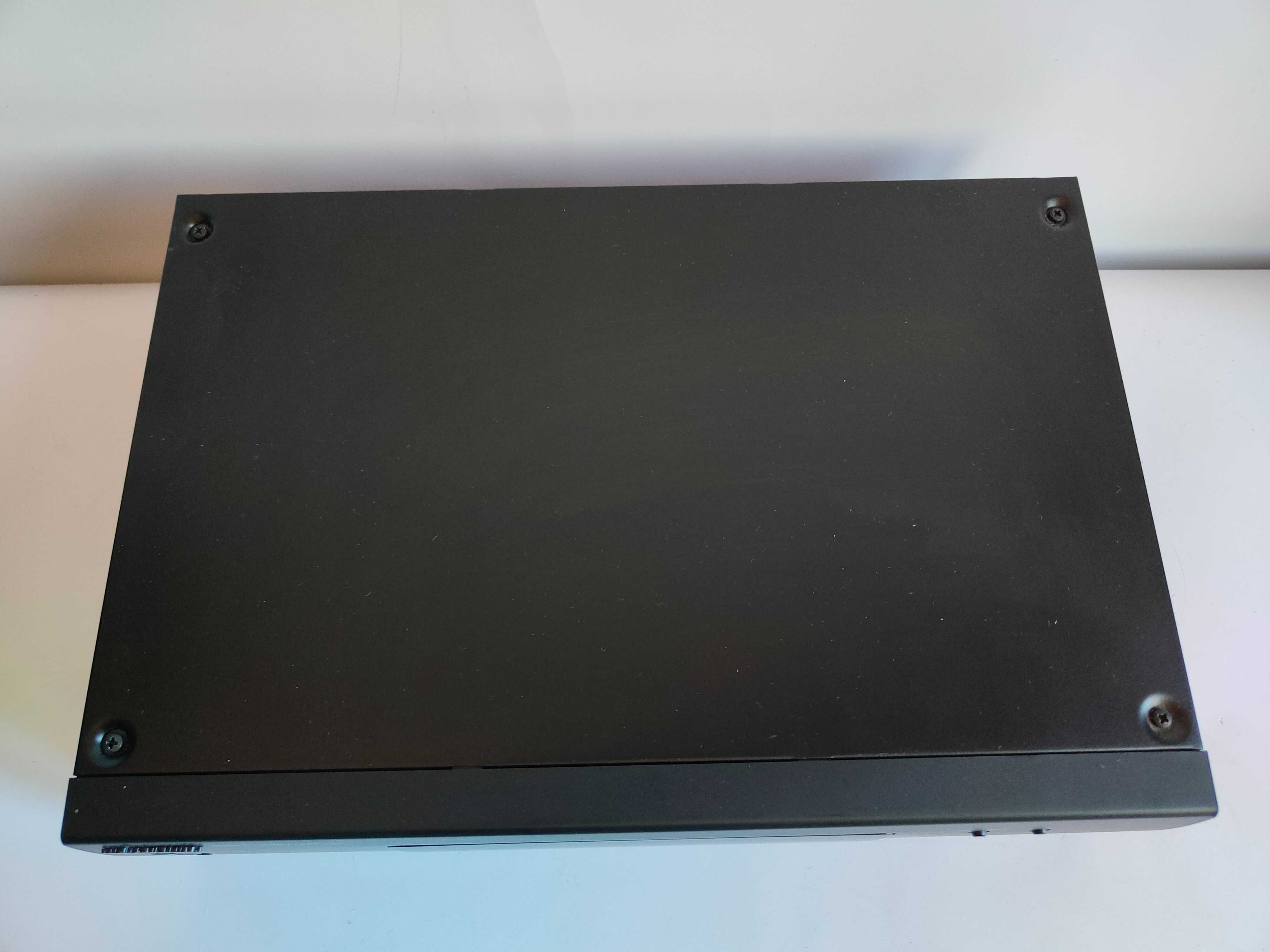 Tuner radiowy Universum T-155 z wadą