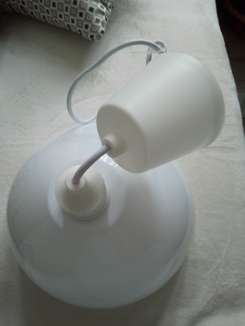 Żyrandol lampa biały plastik nowa