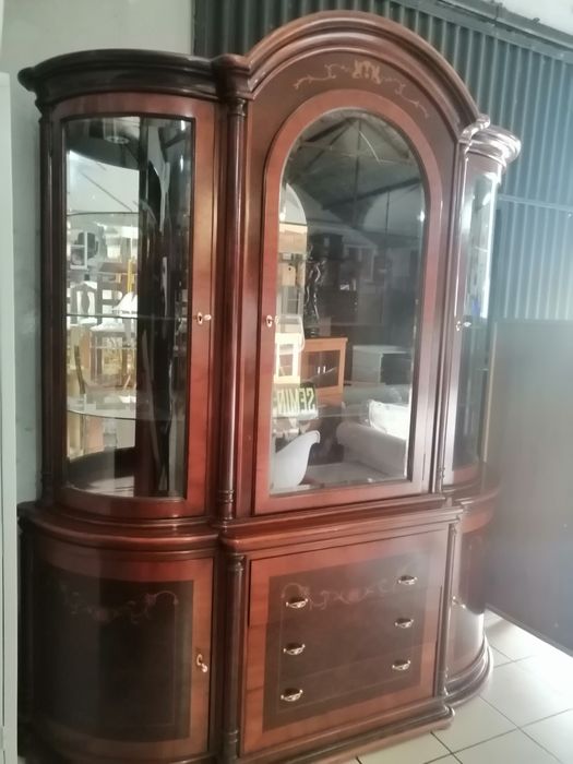 Vitrine E Aparador em Madeira Maciça