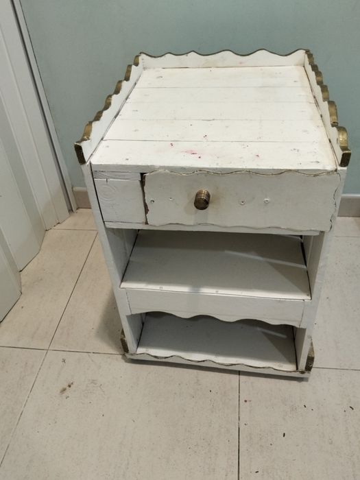 Móvel de madeira com gaveta