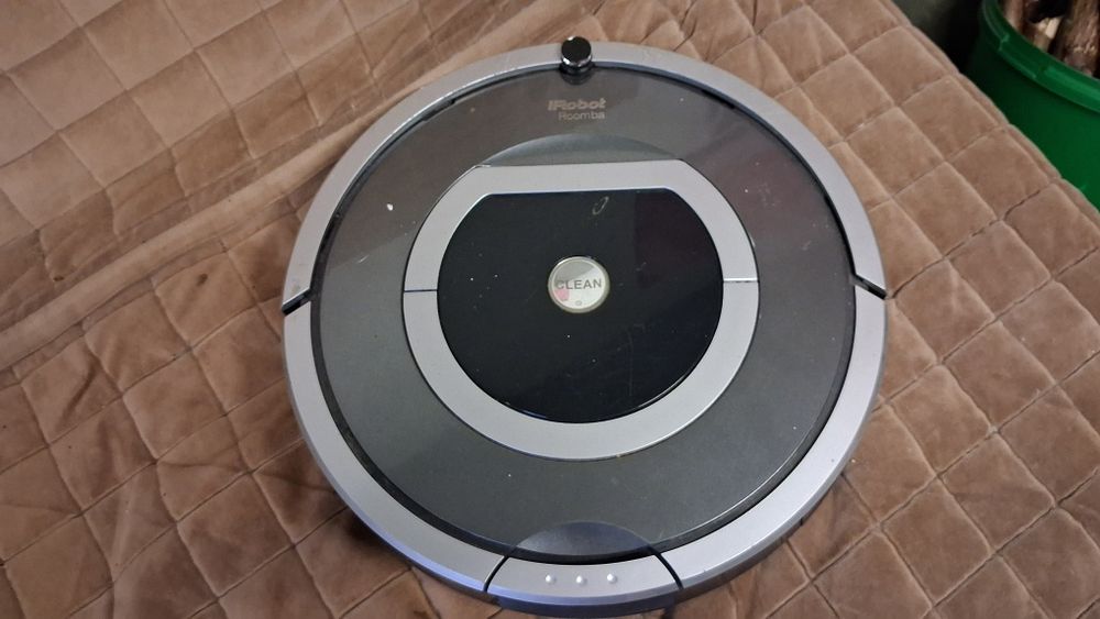 Robot sprzątający iroomba ze stacją ładującą i zasilaczem
