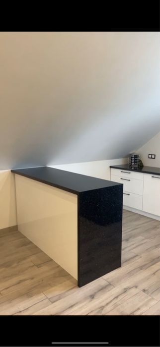 Kuchnia na wymiar z wyspą–nowoczesna,czarno-biała, z brokatowym blatem