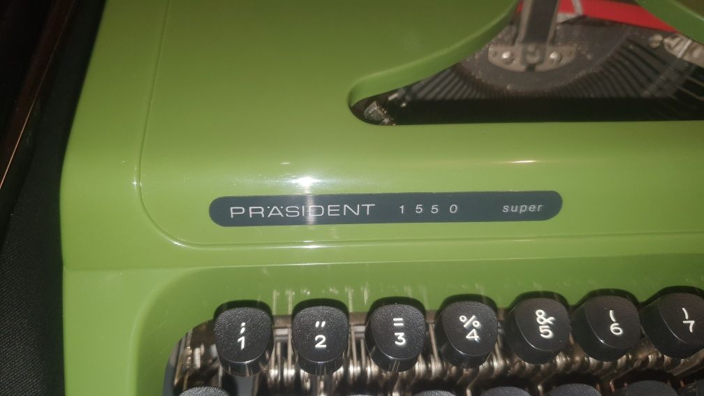 Maszyna do pisania klawiatura niemiecka stan jak nowa