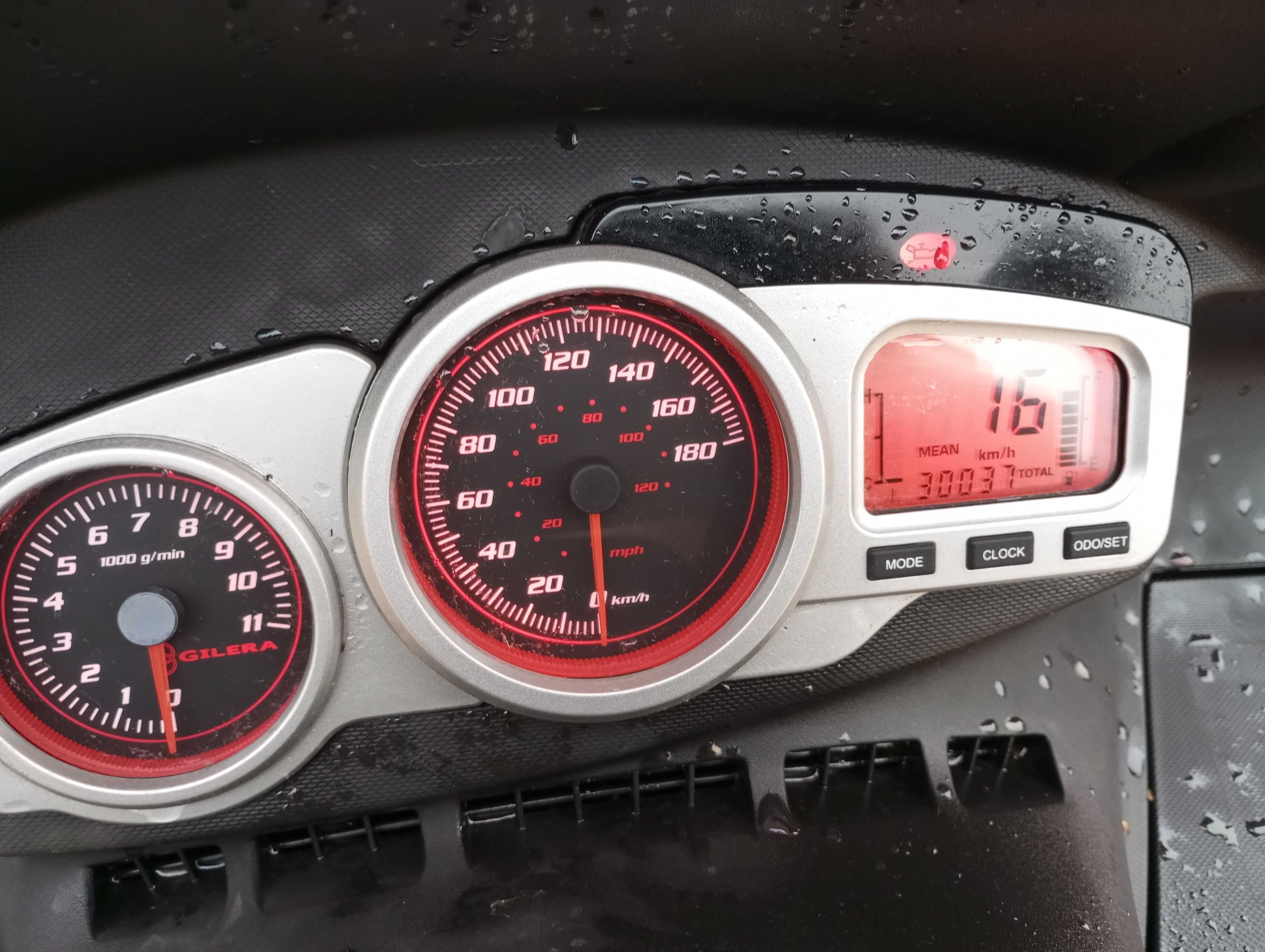 Gilera Nexus 125 ie Centenario wersja na 100 lecie firmy