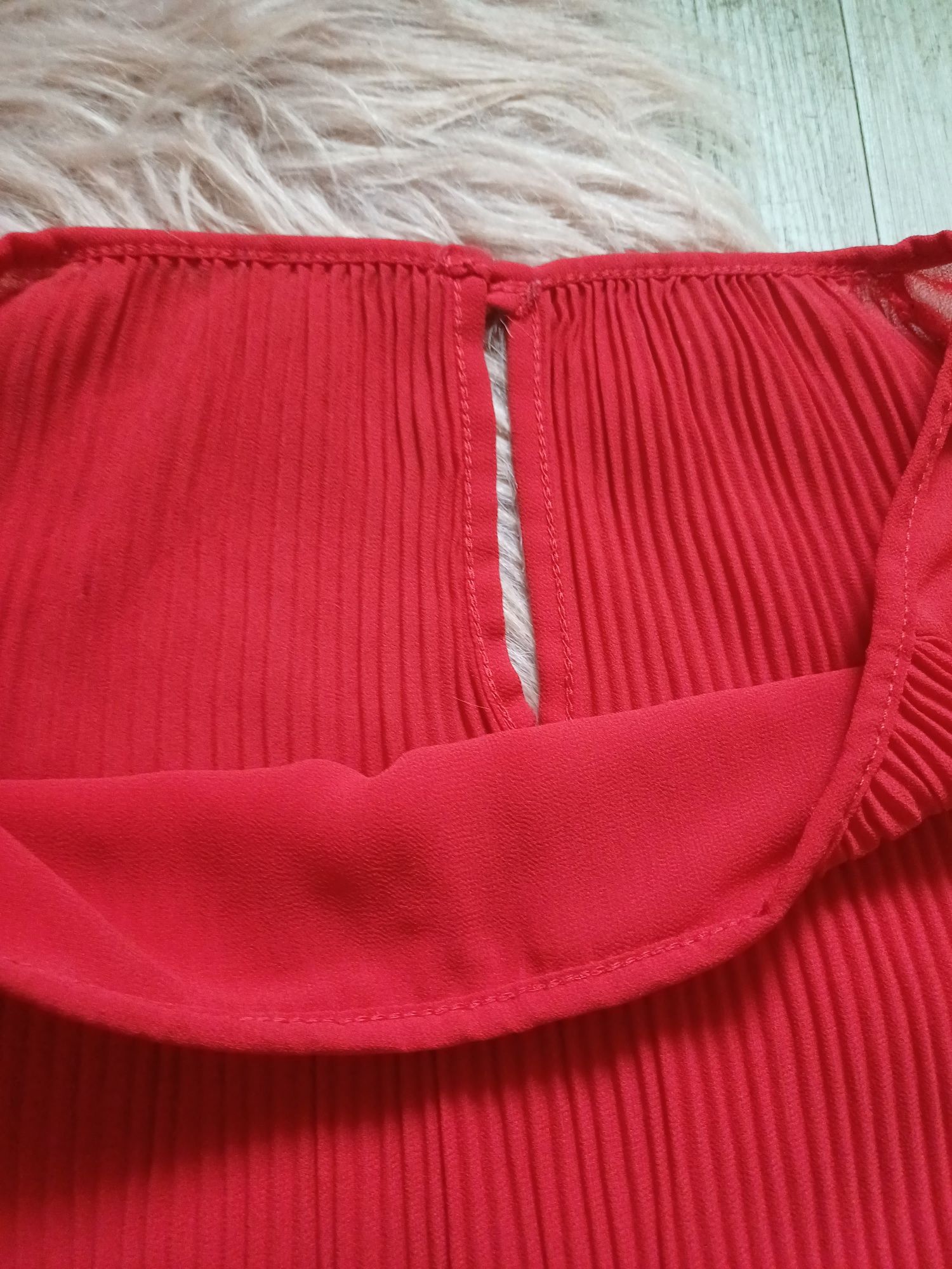 Czerwona plisowana bluzka