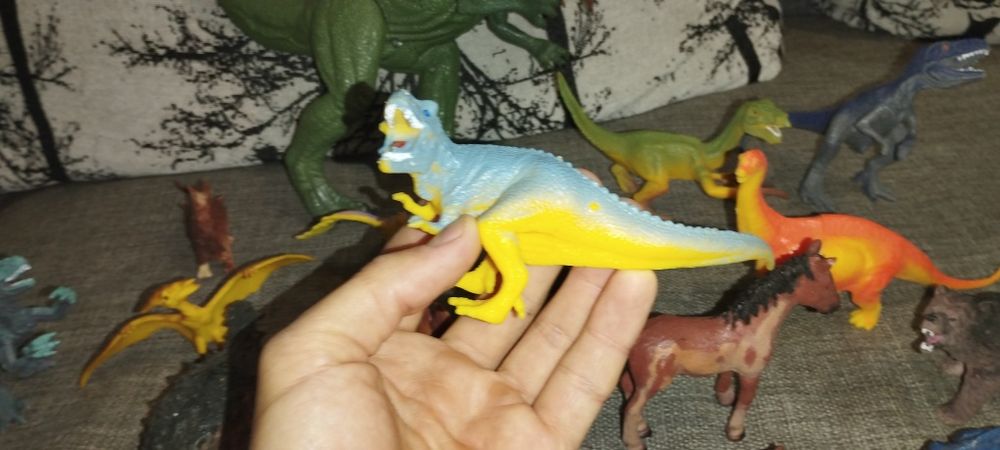 Іграшковий набір динозаврів