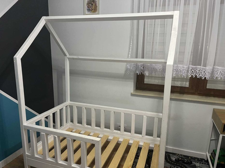 Łóżko dziecięce w kształcie domku, solidne z drewna