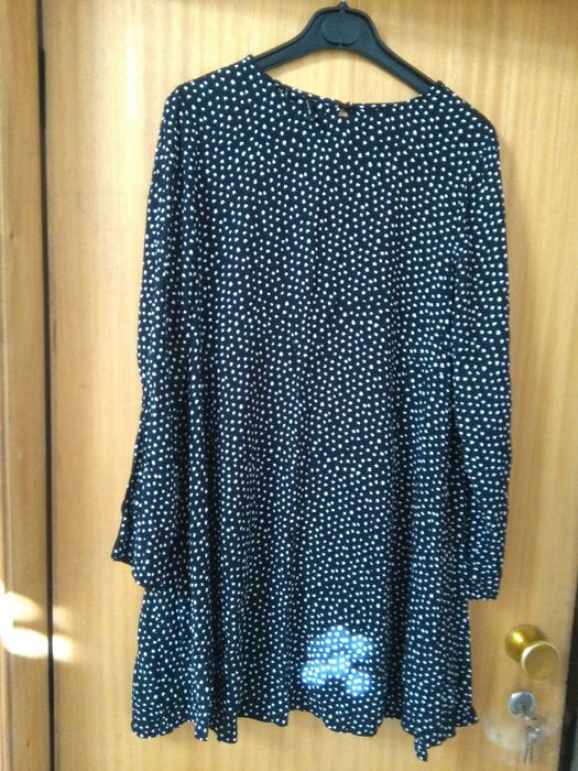 Vestido preto e branco e azul com flores vermelhas e vermelho