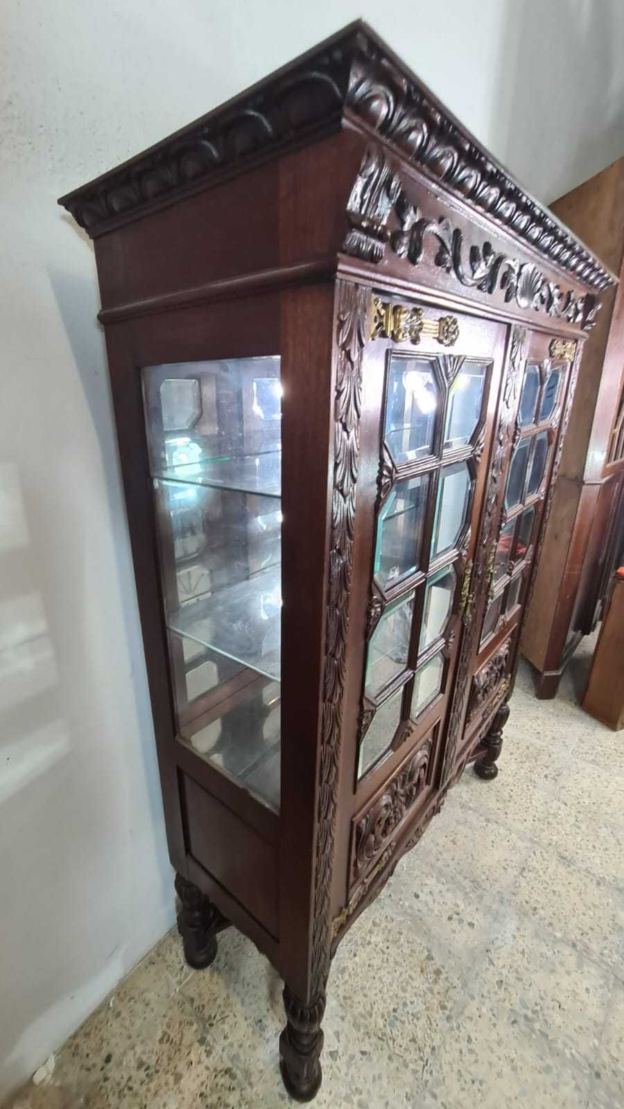 Vitrine em madeira