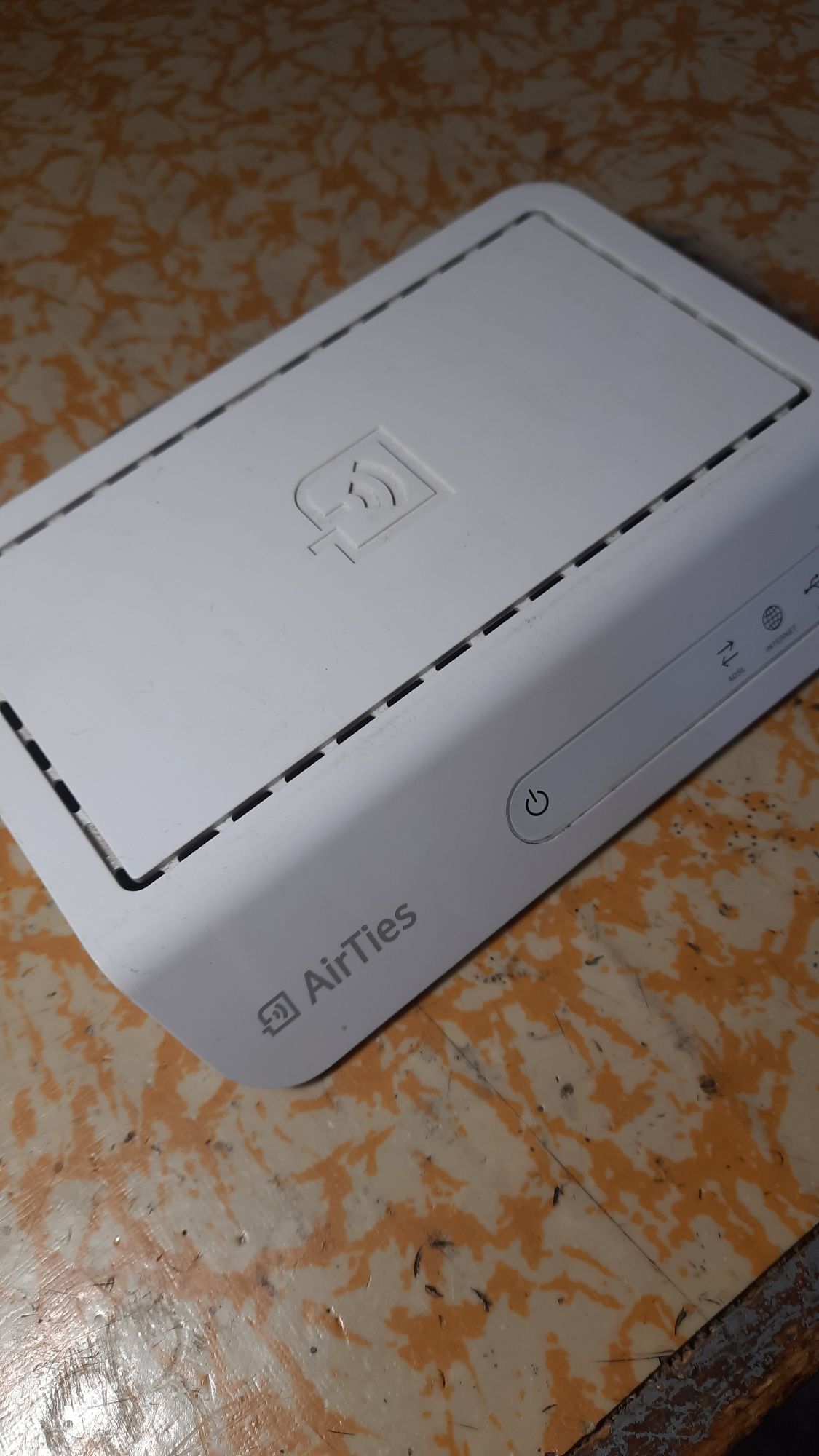 Роутери  TP- Link та AirTies.