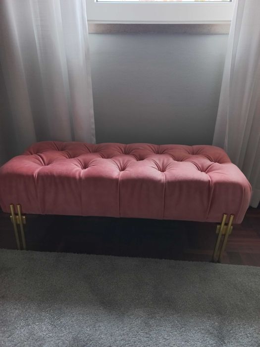 Banqueta em veludo estilo capitonê