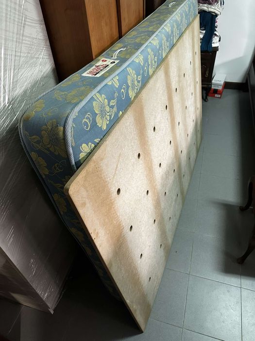 Cama de casal, de ferro antiga