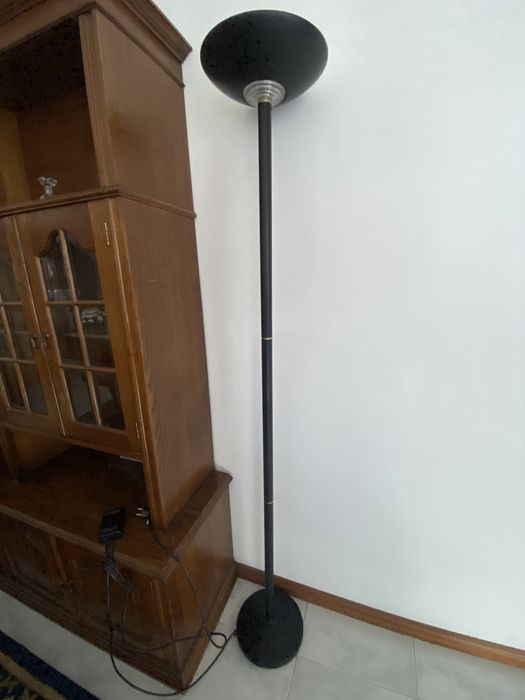 Candeeiro preto de pé alto