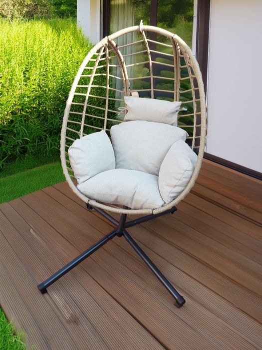 Fotel wiszący na stalowej podstawie z poduszką.