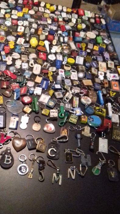 Vendo Colecções de 100 Porta-Chaves Sortidos para Colecçionadores .