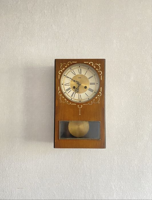 Stary zegar scienny wahadłowy