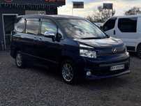 Toyota Voxy 2009 2.0 бензин автомат