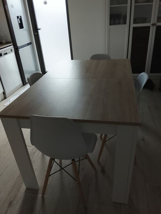 Conjunto de Mesa extensível e cadeiras