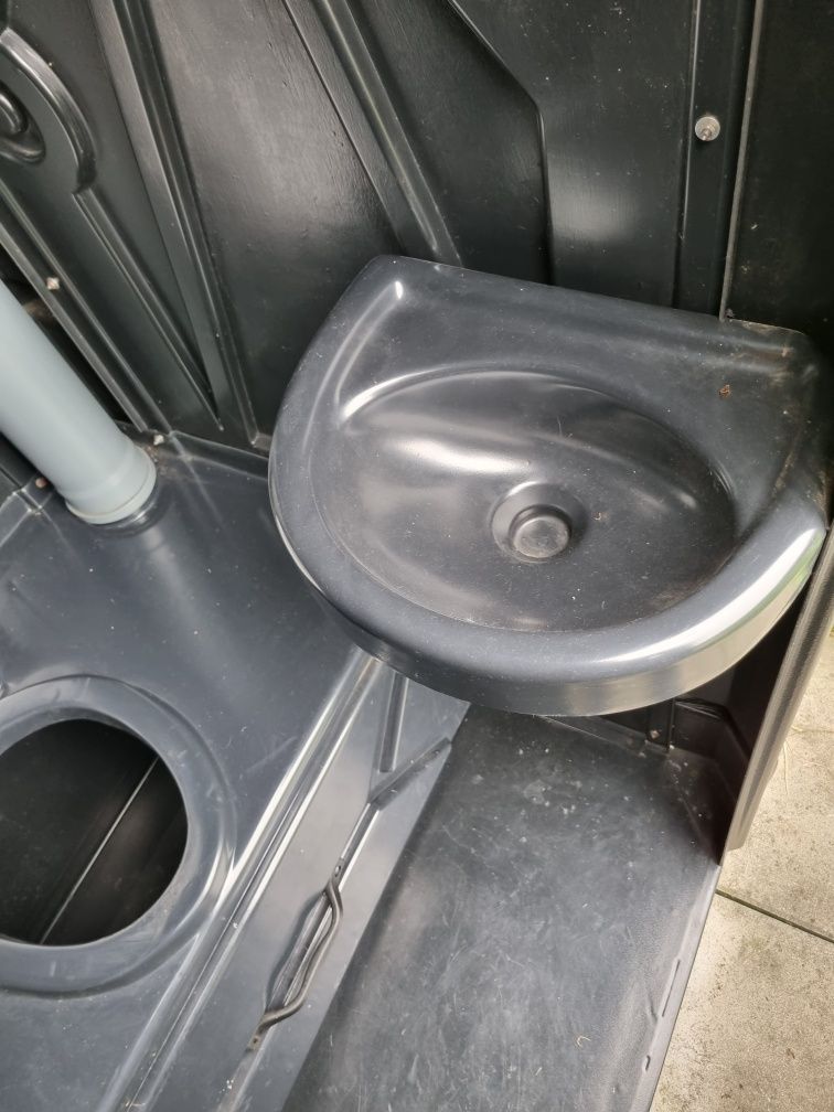 Toaleta zewnętrzna z umywalką/ wychodek / WC