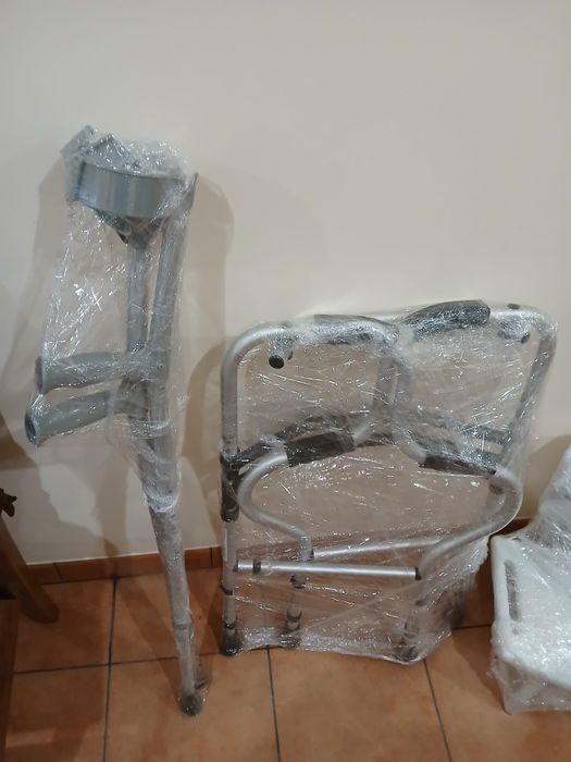 Vendo andarilho, muletas e banco de banho.
