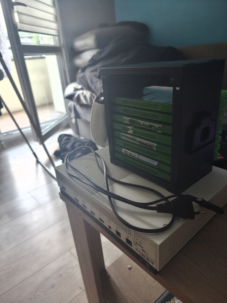 Xbox one S 500Gb+ pad z grami z podstawką