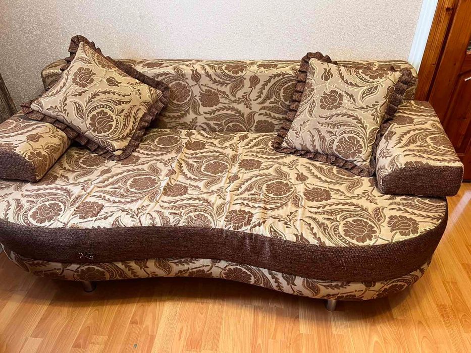 Продається диван в гарному стані. Звоніть на вайбер +447400858666