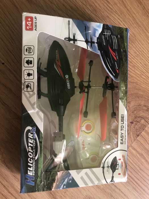 Helikopter latający sterowany ręką