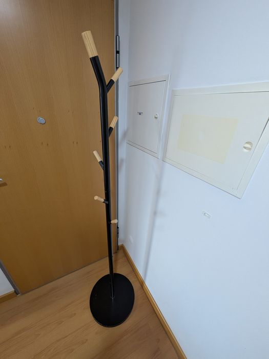 Cabide de pé preto com 6 ganchos