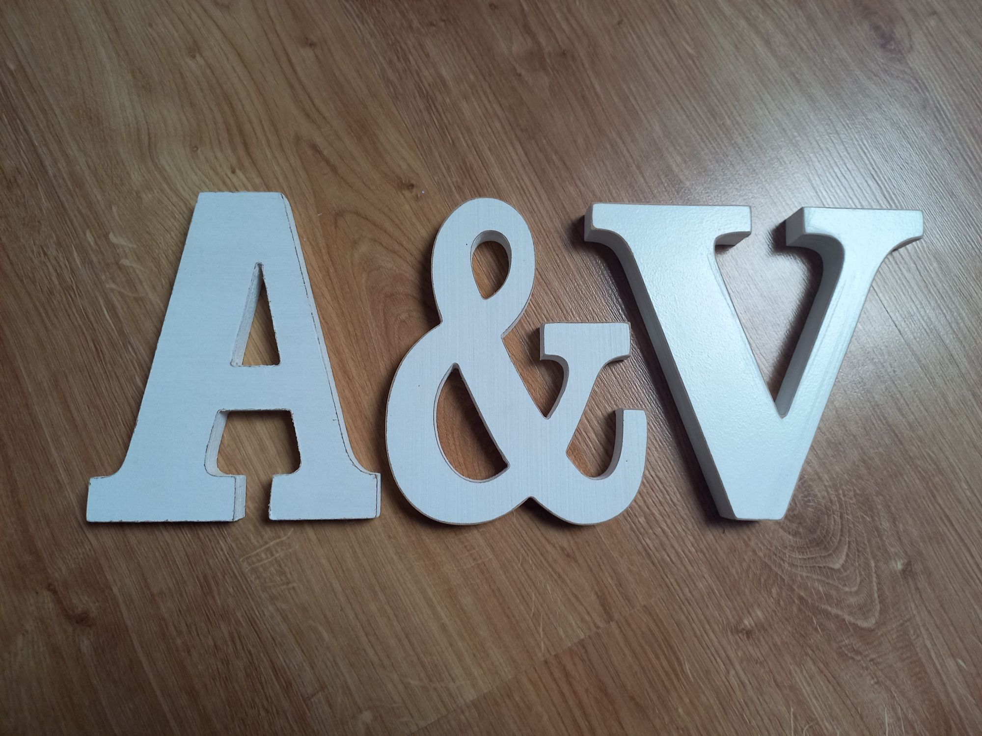 Drewniane litery A&V