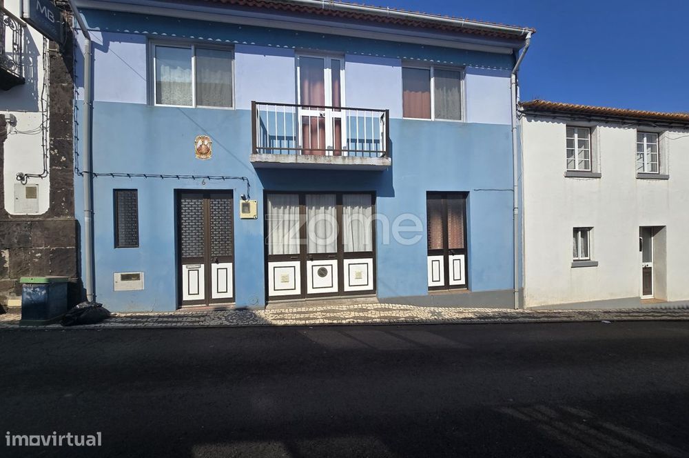 Moradia T3 situada no centro da Vila do Topo, ilha de São Jorge.