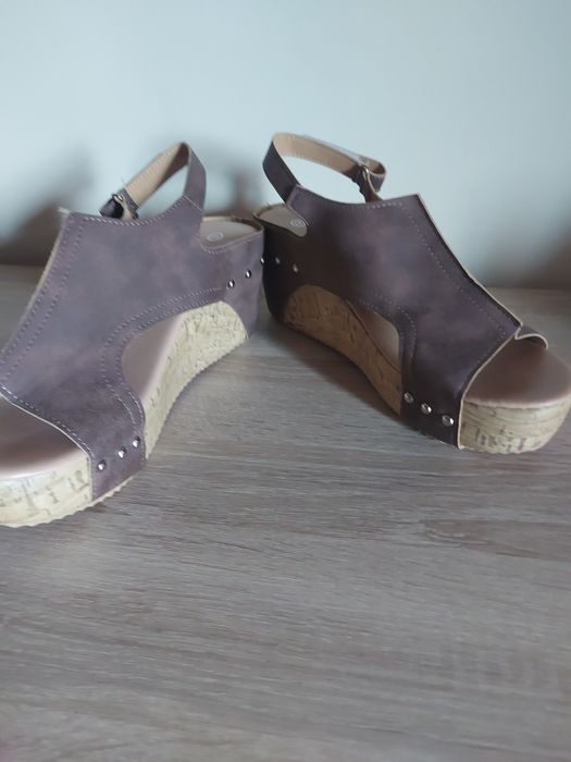 Sandałki na koturnie nowe