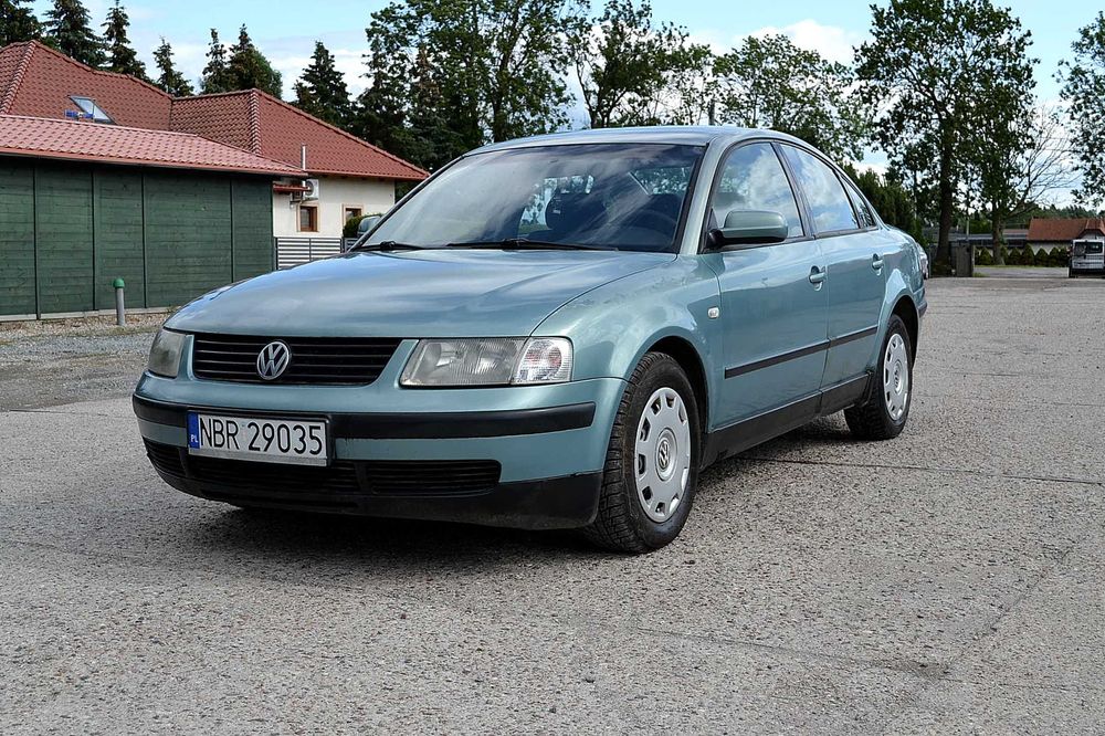 VW - Passat  1.6 cm benzyna ,   klima ,  okazja !