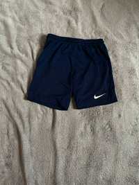 Granatowe spodenki nike