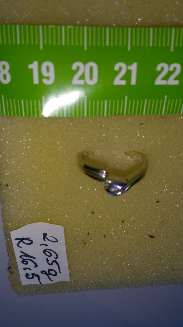 Pierścionek złoty z diamentem w cenie 2600 zł
