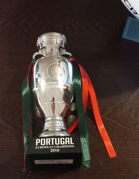 Bola autografada Cristiano Ronaldo e trofeu Euro.