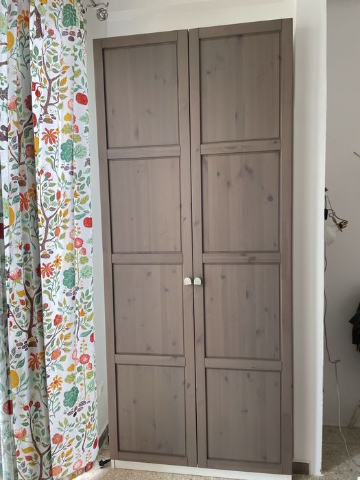 Armário com muito espaço de arrumação