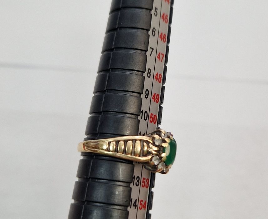 Piękny pierścionek z zielonym oczkiem i cyrkoniami używany PR 585 rozm