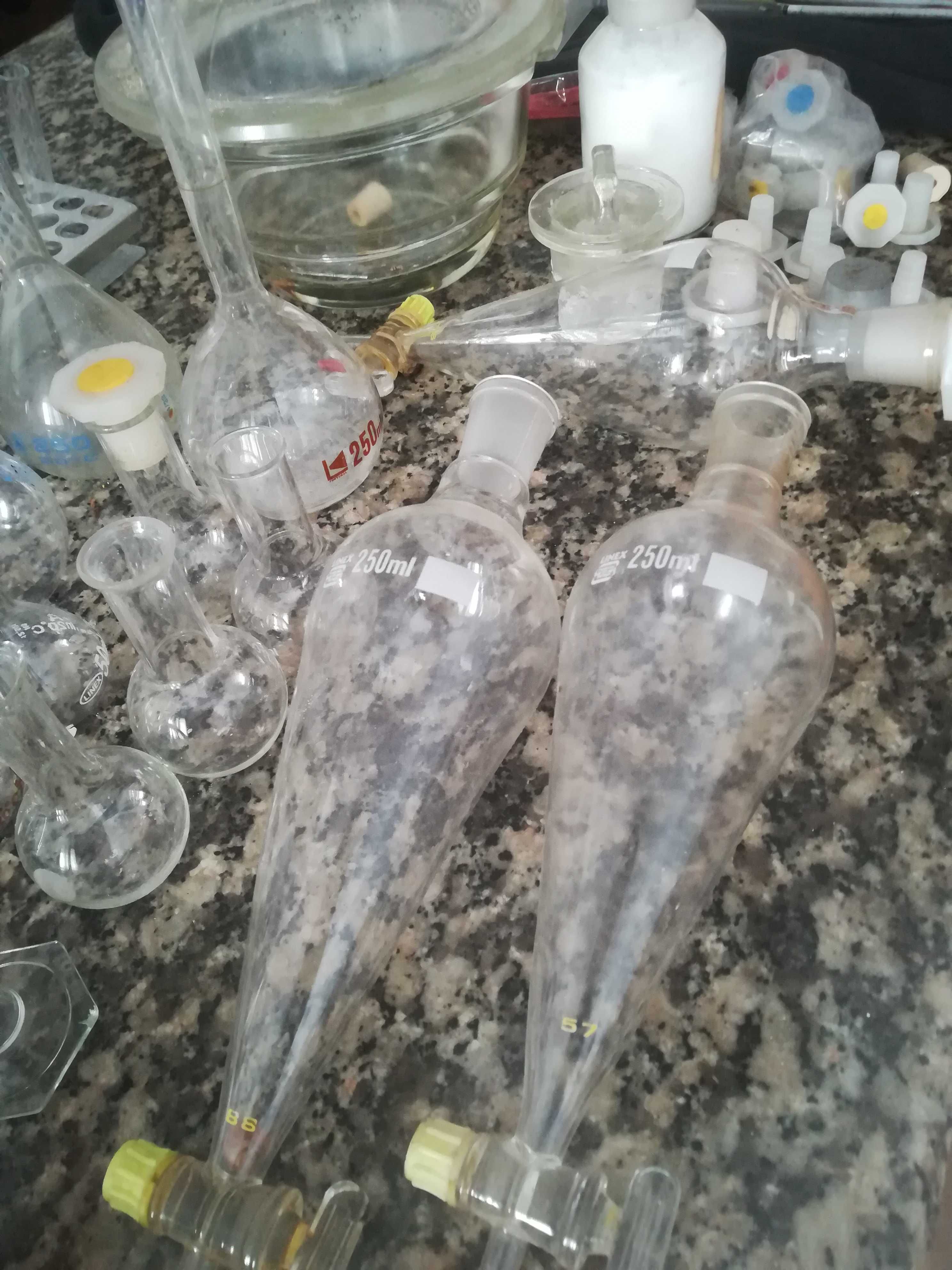 Frascos de vidro de laboratório entre outras coisas. Antiguidades
