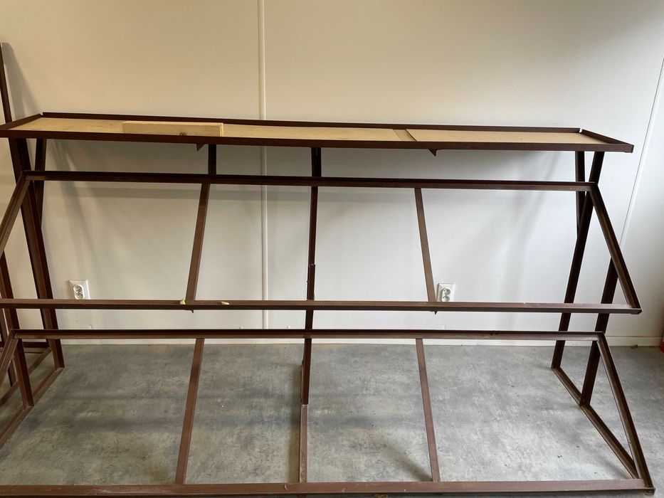 Regały metalowe do warzywniaka na skrzynki