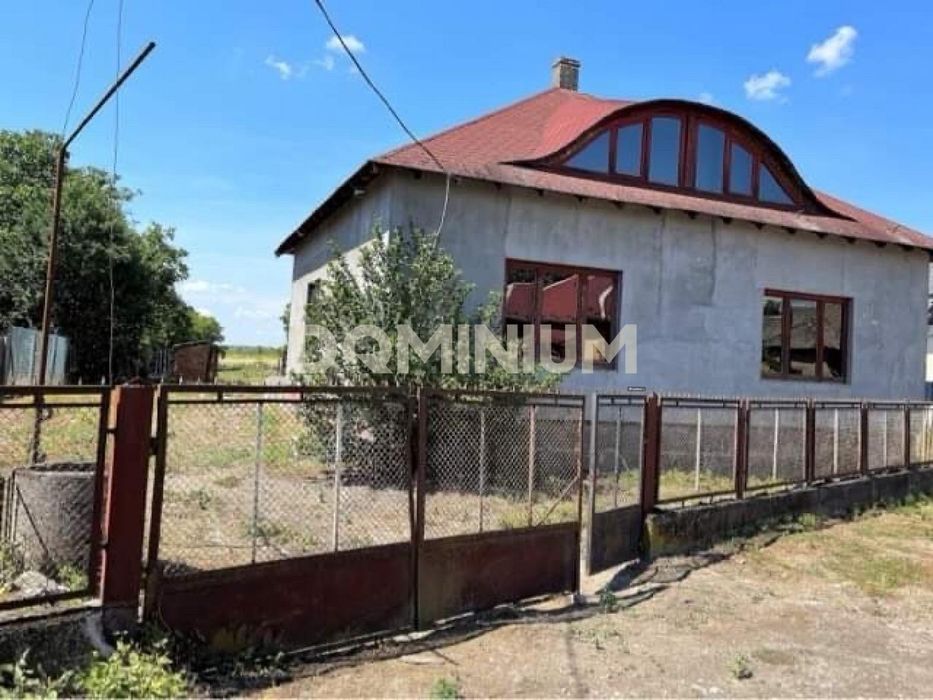 Продаж будинку з землею та потенціалом для забудови