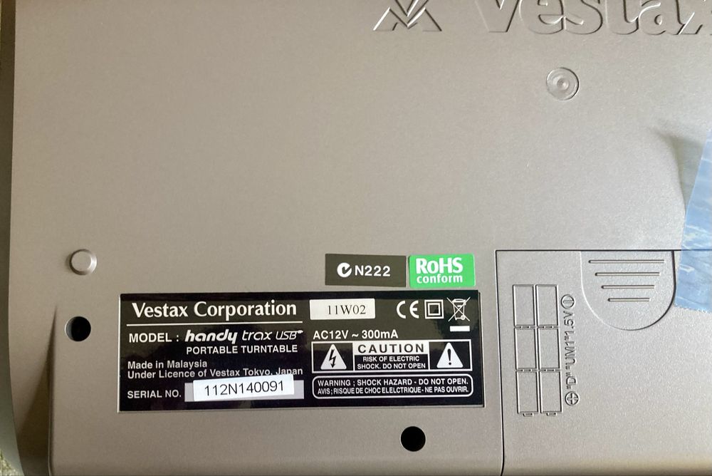 Vestax Handy Trax USB Portable Turntable в компактном кейсе.