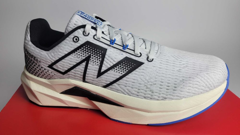 Кросівки чоловічі New Balance FuelCell Propel v5. Оригінал. 9.5US,9US