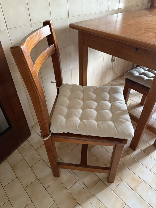 4 Cadeiras de mesa de jantar de madeira