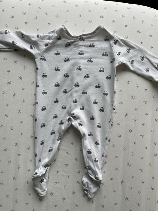 Pajacyk 62 dla chłopca w samochody śpiochy piżamka na jesień paczka